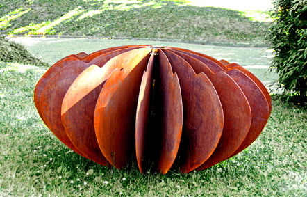 Sylvie Maurice sculpture Graine échancrée 2009, acier 88x160x160 cm